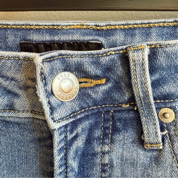 Free Assembly High Rise Boot Cut Jeans - Picture 3 of 6